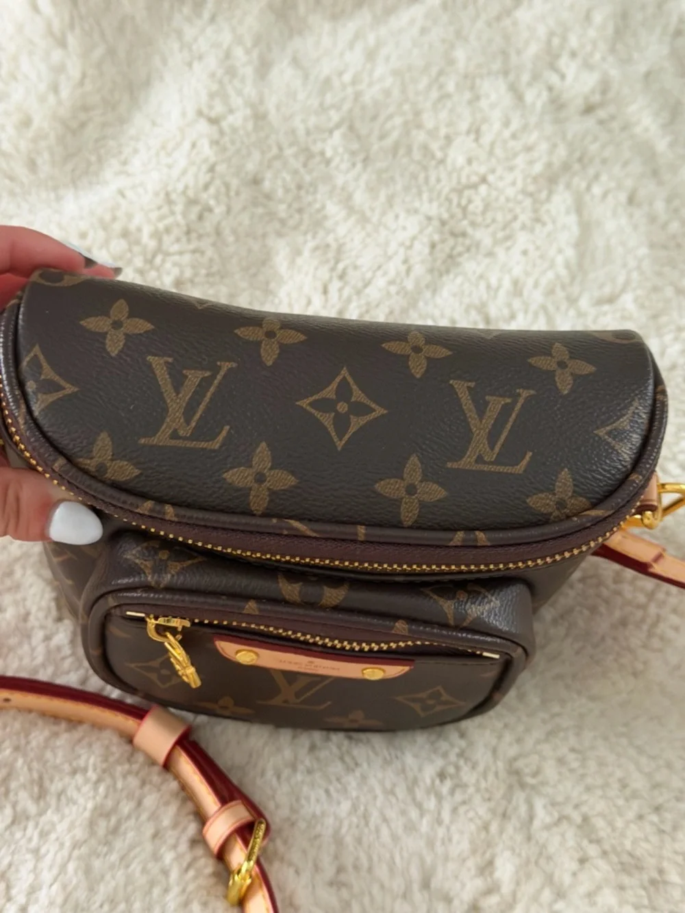 Compact Dark Brown Leather Crossbody Bag with Gold Hardware - Picture 4 of 8